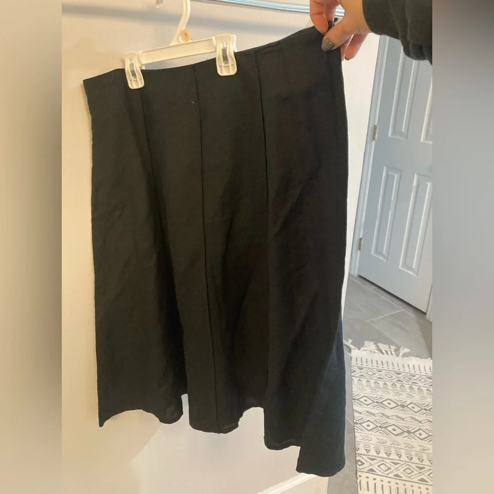 Larry Levine Essential Black linen skirt size 12 zip on the side